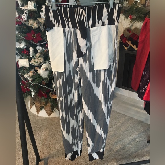 Theory Black and White Silk Pants with a sash and front button closure. Size 0. - Picture 8 of 11